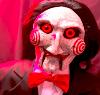 SAW - MARIONNETTE BILLY 105 CM TAILLE 1/1 VERSION DELUXE AVEC ECLAIRAGE, SON ET MOUVEMENT MOTORISE (BILLY PUPPET DELUXE PROP - TOT STUDIOS - AVEC BOITE VITRINE)