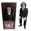 SAW - MARIONNETTE BILLY 105 CM TAILLE 1/1 VERSION DELUXE AVEC ECLAIRAGE, SON ET MOUVEMENT MOTORISE (BILLY PUPPET DELUXE PROP - TOT STUDIOS - AVEC BOITE VITRINE)