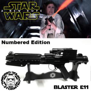 STAR WARS - STORMTROOPER BLASTER E11 COLLECTOR OFFICIEL LIMITED EDITION NUMEROTEE AVEC SUPPORT BOIS DELUXE (ORIGINAL STORMTROOPER - NEW MODEL)