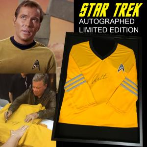 STAR TREK - CAPTAIN JAMES T. KIRK UNIFORME REPLICA AUTOGRAPHED WILLIAM SHATNER AVEC CADRE DE PRESENTATION (COA - JAMES SPENCE AUTHENTICATION, LLC)