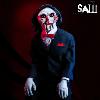 SAW - MARIONNETTE BILLY 105 CM TAILLE 1/1 VERSION DELUXE AVEC ECLAIRAGE, SON ET MOUVEMENT MOTORISE (BILLY PUPPET DELUXE PROP - TOT STUDIOS - AVEC BOITE VITRINE)