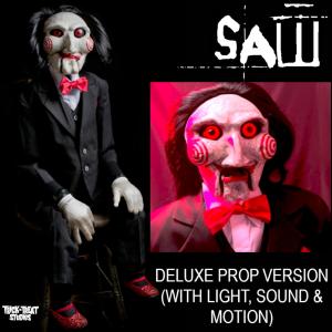 SAW - MARIONNETTE BILLY 105 CM TAILLE 1/1 VERSION DELUXE AVEC ECLAIRAGE, SON ET MOUVEMENT MOTORISE (BILLY PUPPET DELUXE PROP - TOT STUDIOS - AVEC BOITE VITRINE)