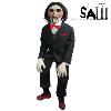 SAW - MARIONNETTE BILLY 105 CM TAILLE 1/1 VERSION DELUXE AVEC ECLAIRAGE, SON ET MOUVEMENT MOTORISE (BILLY PUPPET DELUXE PROP - TOT STUDIOS - AVEC BOITE VITRINE)