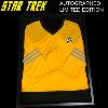 STAR TREK - CAPTAIN JAMES T. KIRK UNIFORME REPLICA AUTOGRAPHED WILLIAM SHATNER AVEC CADRE DE PRESENTATION (COA - JAMES SPENCE AUTHENTICATION, LLC)