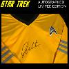 STAR TREK - CAPTAIN JAMES T. KIRK UNIFORME REPLICA AUTOGRAPHED WILLIAM SHATNER AVEC CADRE DE PRESENTATION (COA - JAMES SPENCE AUTHENTICATION, LLC)