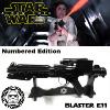 STAR WARS - STORMTROOPER BLASTER E11 COLLECTOR OFFICIEL LIMITED EDITION NUMEROTEE AVEC SUPPORT BOIS DELUXE (ORIGINAL STORMTROOPER - NEW MODEL)